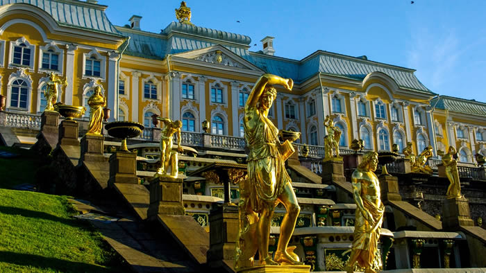 Le palais de Peterhof à Saint-Pétersbourg